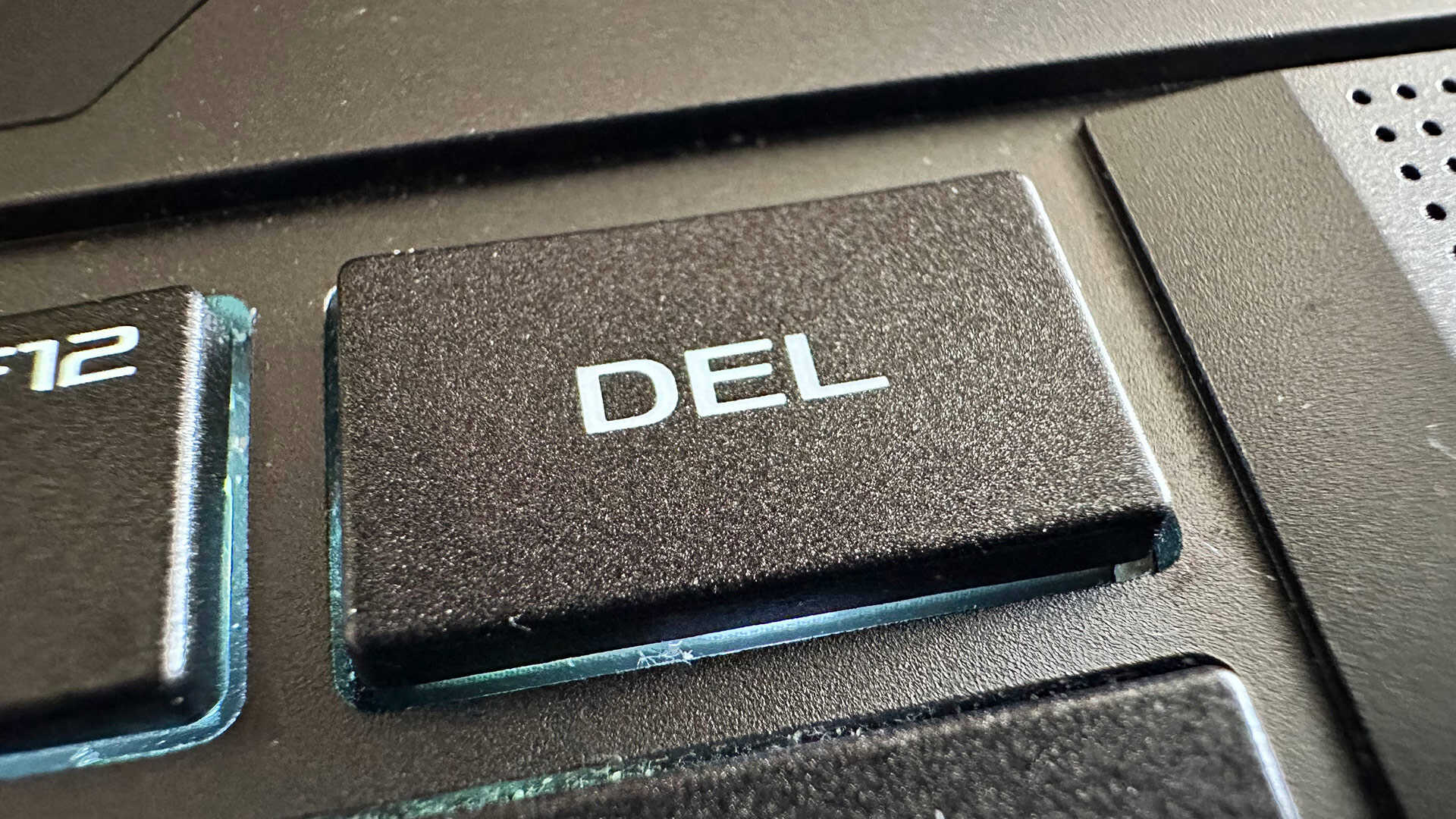 Yapay Zeka Kodlama Aracı Bir Şirketin Tüm Veritabanını 9 Saniyede Sildi: Yedekler de Yok Oldu!