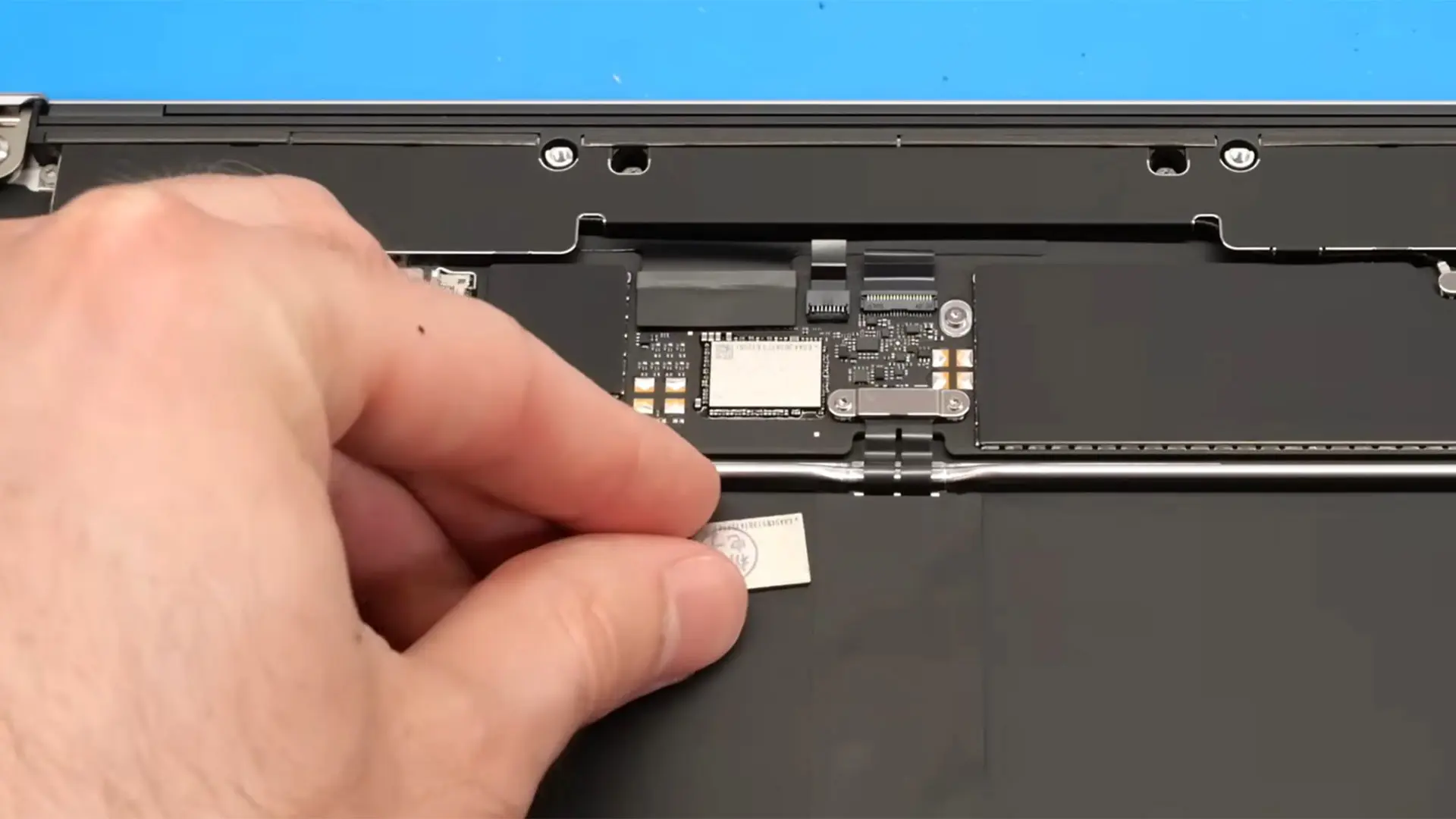 Apple'dan Üretim Darboğazlarına Karşı Akıllı Çözüm: iPhone ve Mac Parçaları Tekrar Kullanılıyor!