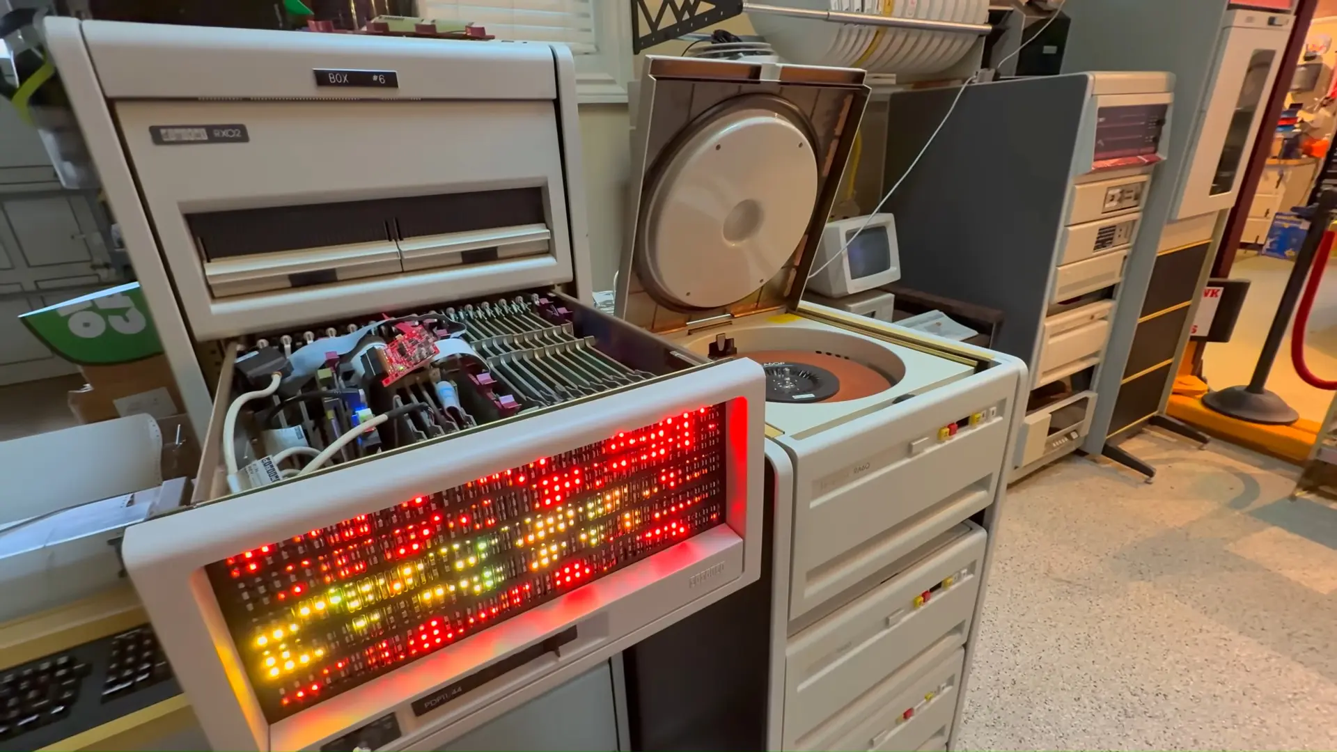 47 Yıllık Bilgisayarda Yapay Zeka: 6 MHz'lik PDP-11'den 'Muazzam Saçmalık' Projesiyle Dönüşüm Modelleri!