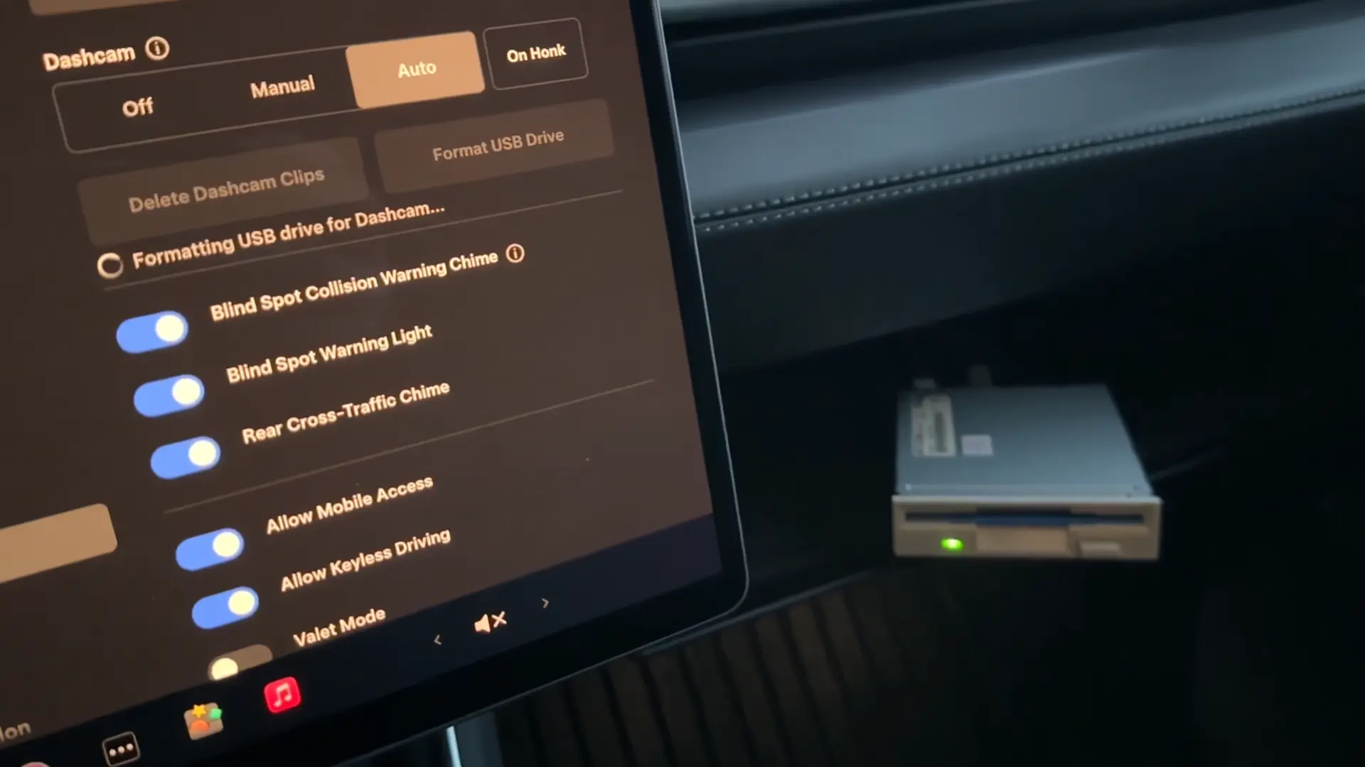 Tesla'da Floppy Disk Devri: 3.5 İnçlik Sürücüyle MP3 Çalma Başarısı!