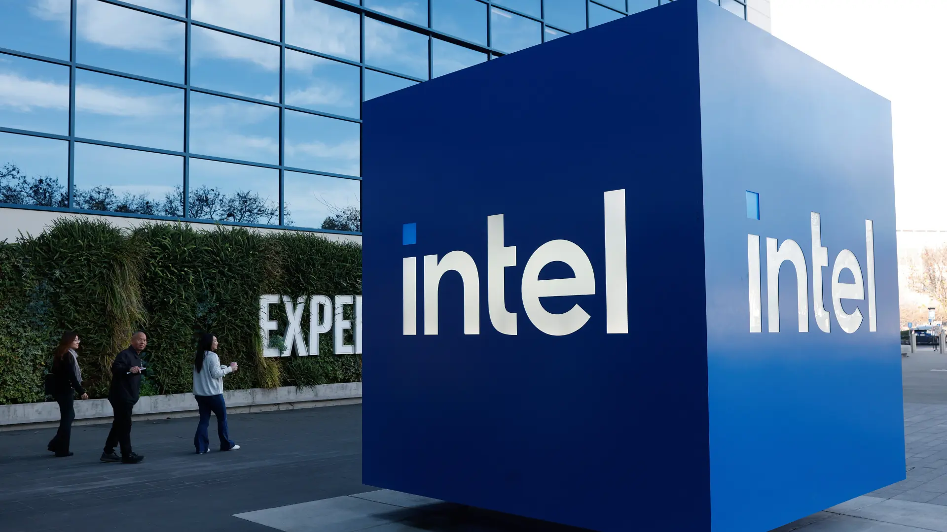 Intel'in Yeni Paketleme Teknolojisi EMIB-T Yıl Sonuna Kadar Üretimde: Yapay Zeka Hızlandırıcıları İçin Yeni Dönem Başlıyor