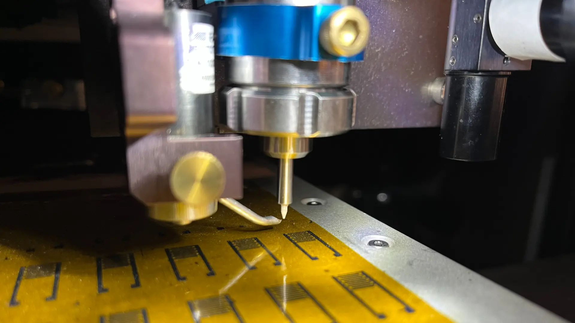 Bilim İnsanlarından Çığır Açan Gelişme: Yapay Nöronlar Gerçek Beyin Hücreleriyle Konuşuyor!