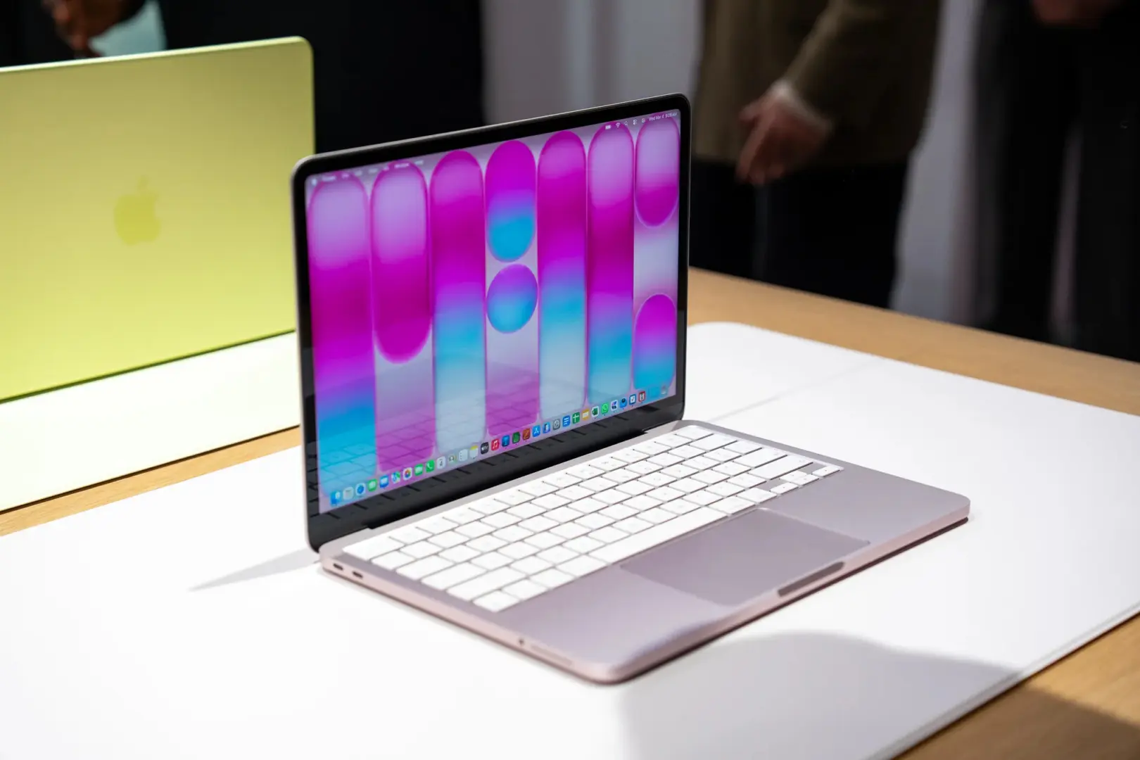 Apple'dan Sinsi Fiyat Artışı: MacBook Neo'nun En Uygun Modeli Kalkıyor, Renklerle Dikkat Dağıtacaklar!