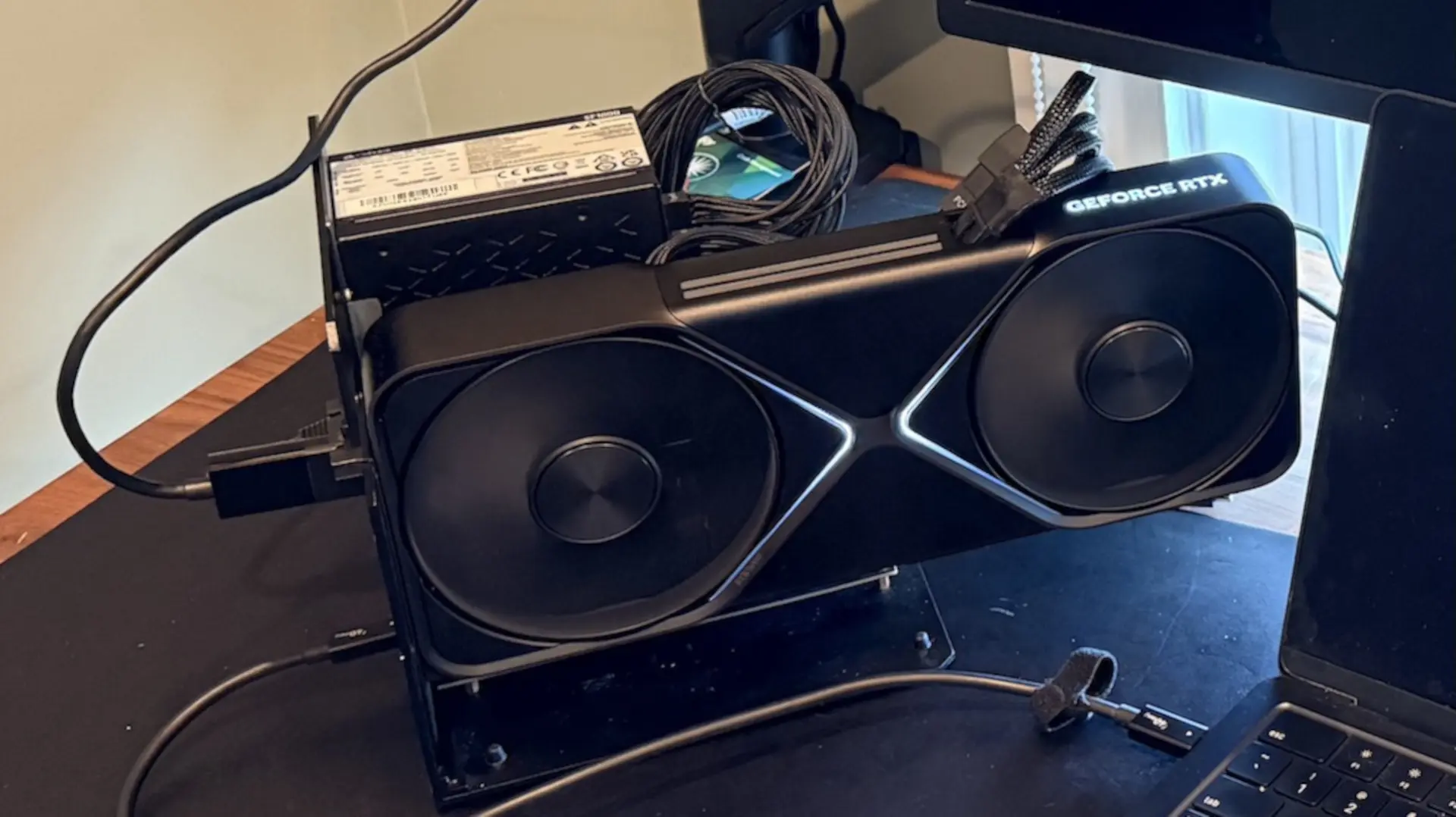 M5 Max MacBook Pro, RTX 5090 ile Eşleşti: Cyberpunk 2077 Maksimum Ayarlarda 100 FPS Üzerinde!