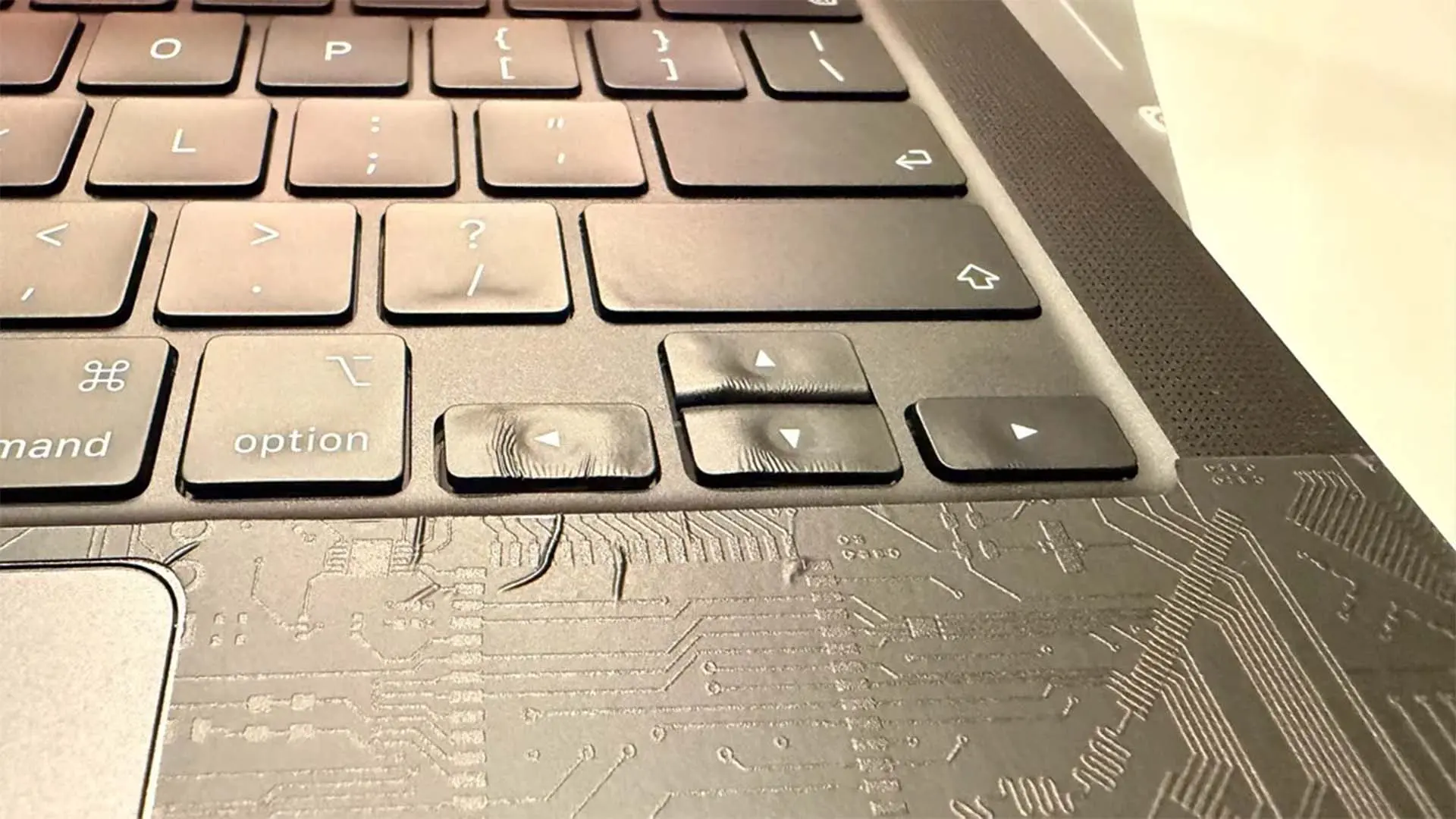 MacBook Pro Tuşları Isıya Dayanıksız Çıktı: Kılıf Yapıştırırken Ciddi Hasar Meydana Geldi!
