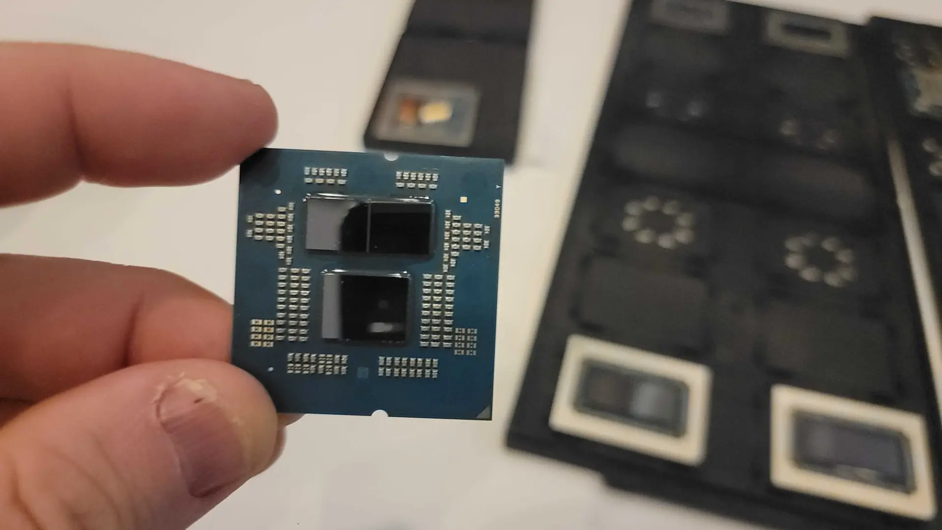 AMD’nin İlk 3D V-Cache’li PRO İşlemcisi Ortaya Çıktı: Ryzen 9 PRO 9965X3D 16 Çekirdek ile Geliyor!