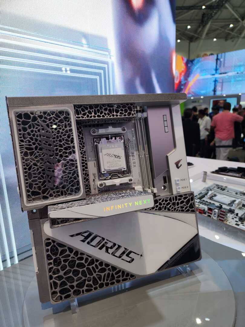 AORUS X870E Infinity Next: Uzaydan İlham Alan Tasarım ve Dev Soğutma Teknolojisiyle Tanışın!