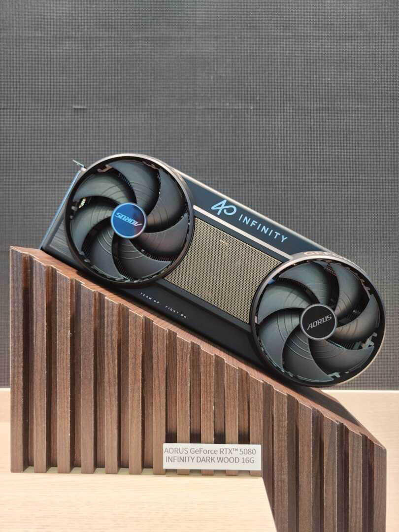 AORUS, RTX 50 Serisi Ekran Kartlarına Yeni Tasarımlar Getiriyor: Beyaz ve Ahşap Kaplama Seçenekleri Geliyor!