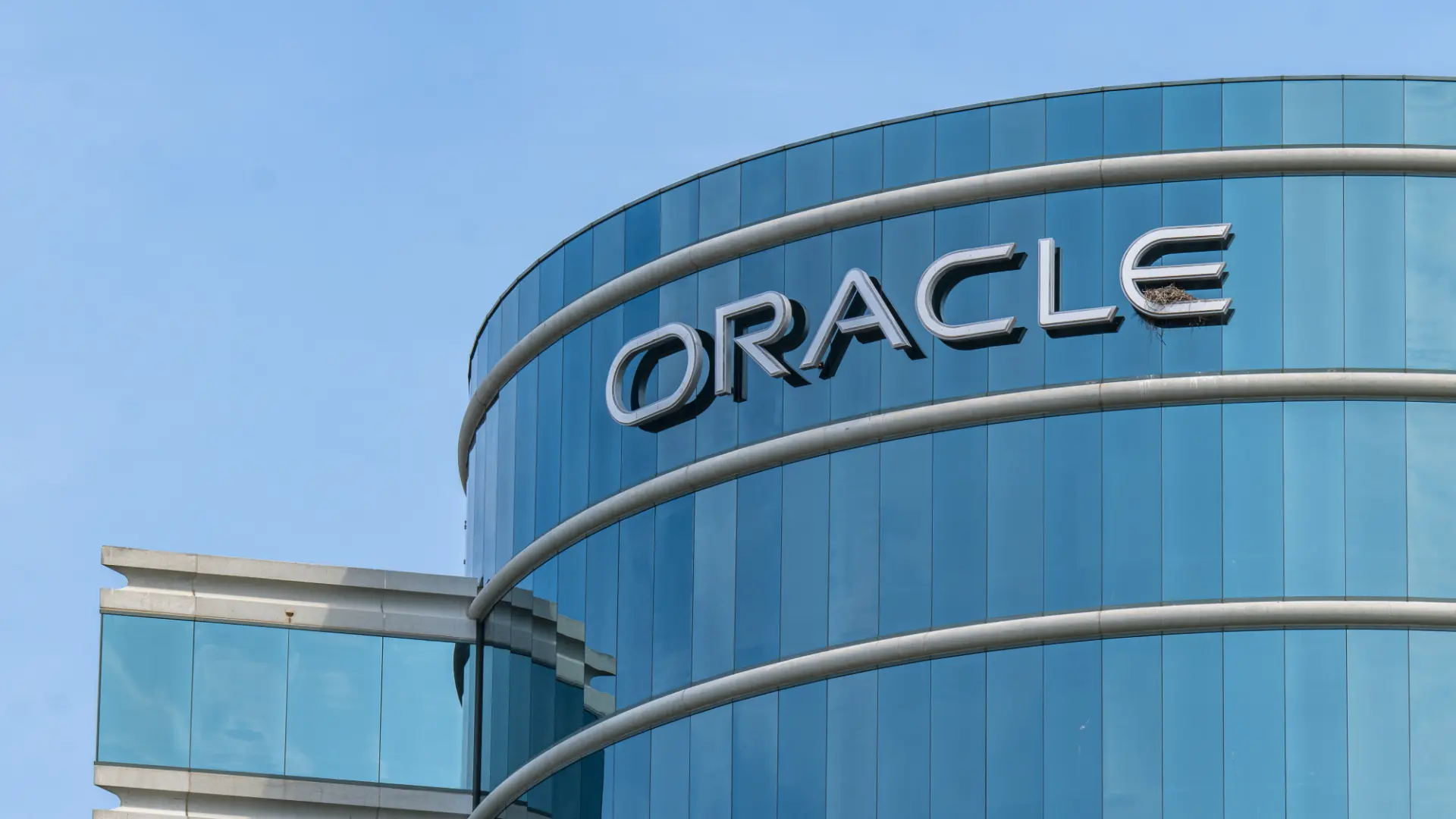 Oracle'dan Şaşırtan Hamle: Yapay Zeka İçin Binlerce Çalışanla Yollar Ayrılıyor