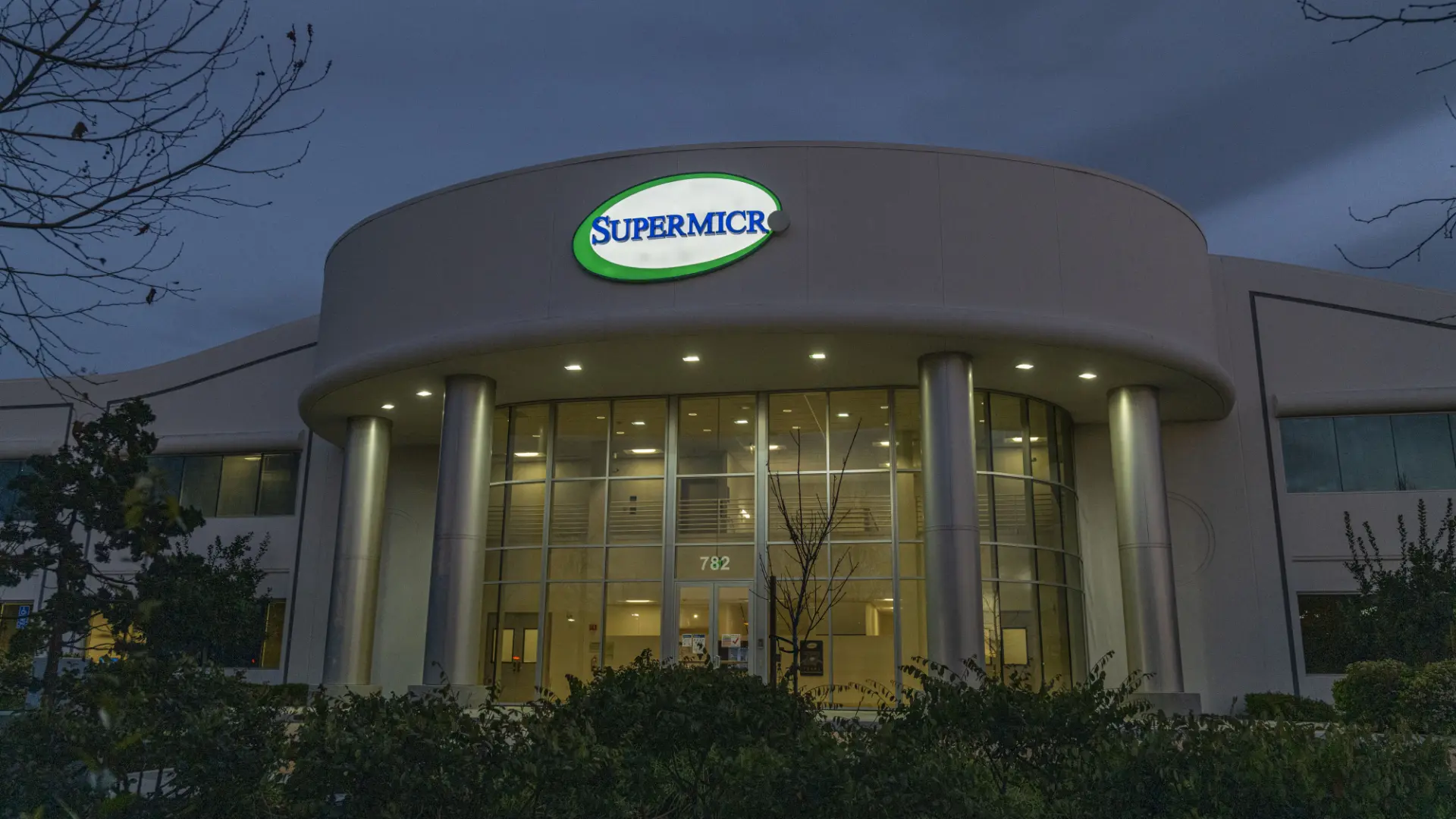 Tayvan'dan Yapay Zeka Çipi Kaçakçılığına Büyük Darbe: Supermicro Baskınlarla Sarsıldı