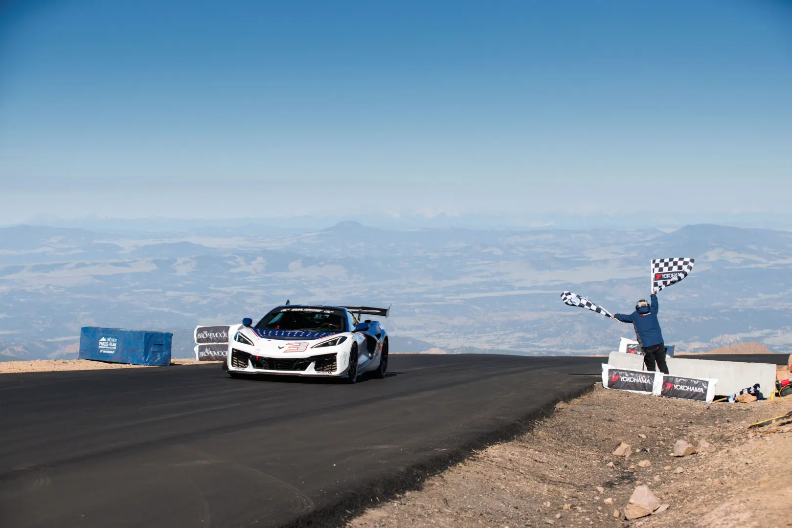 Hibrit Corvette ZR1X, Pikes Peak Üretim Aracı Rekorunu Kırdı!