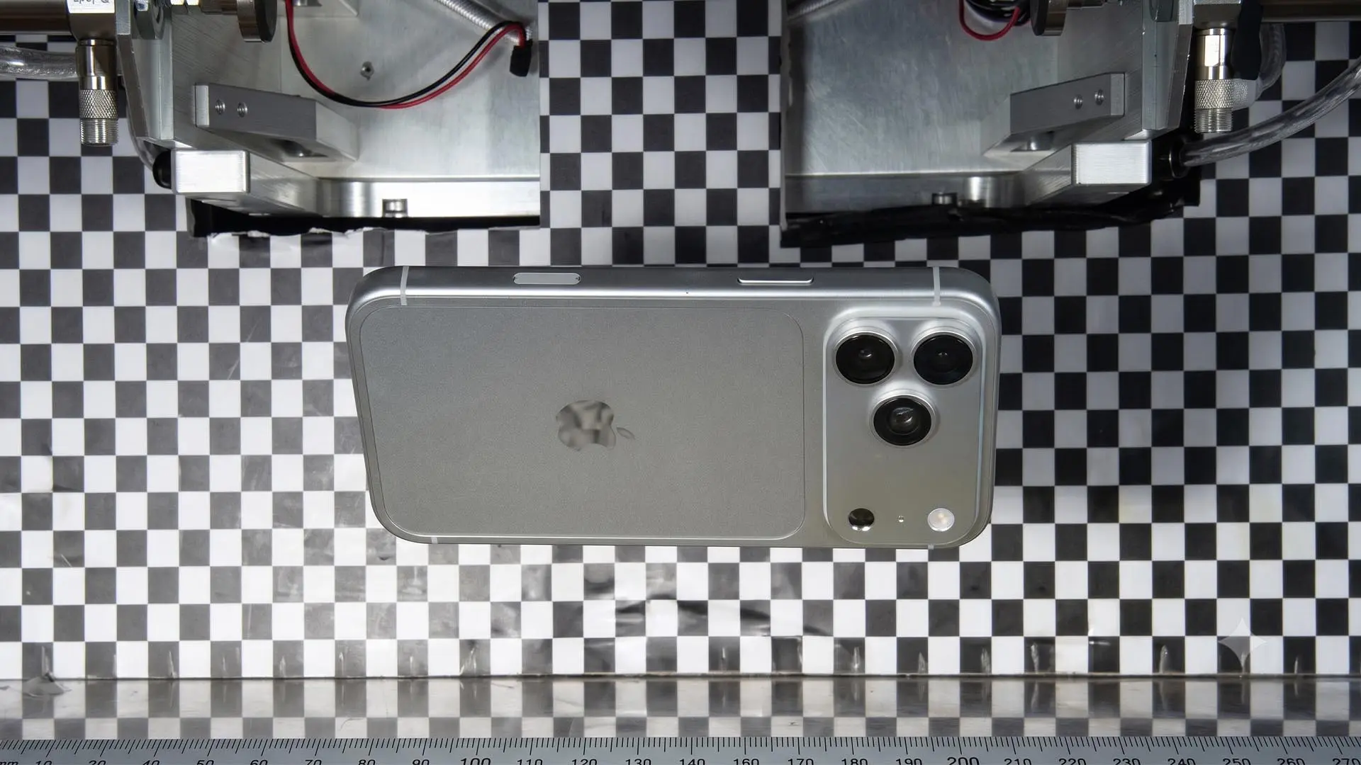 iPhone 18 Pro'dan Şok İddia: Tasarım Değişmiyor, Yeni Renk Geliyor!