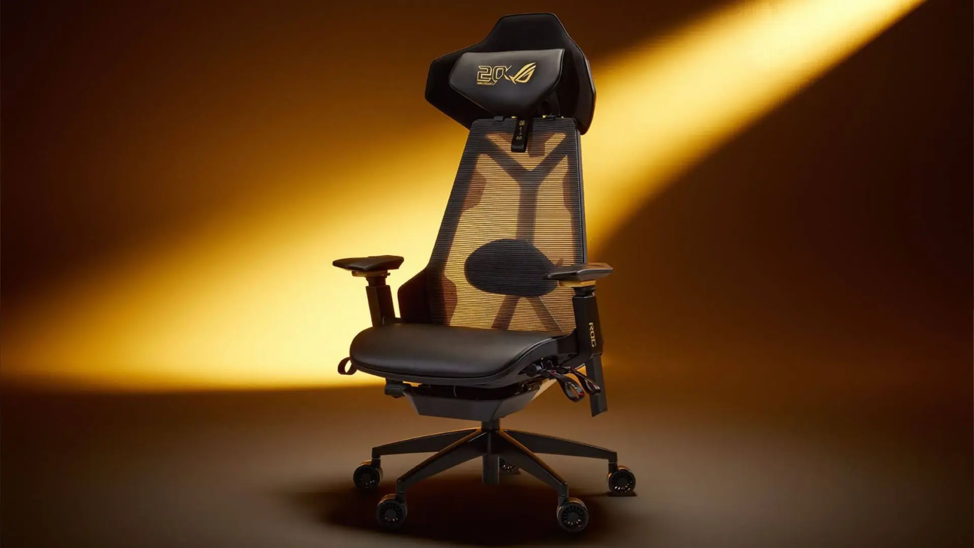 Asus Republic of Gamers 20 Yaşında: Özel Tasarım Sandalye ve Sırt Çantasıyla Kutluyor!
