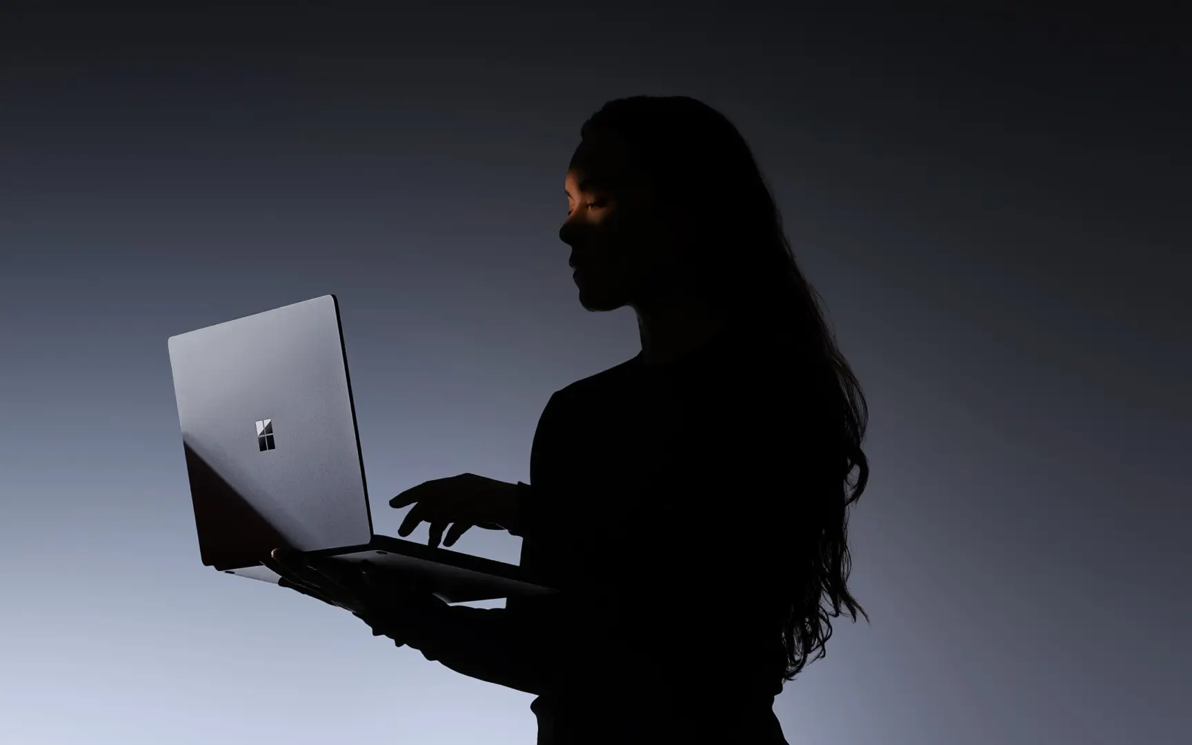 Microsoft'tan Yeni Rakip: Surface Laptop Ultra MacBook Pro'ya Gözdağı Veriyor