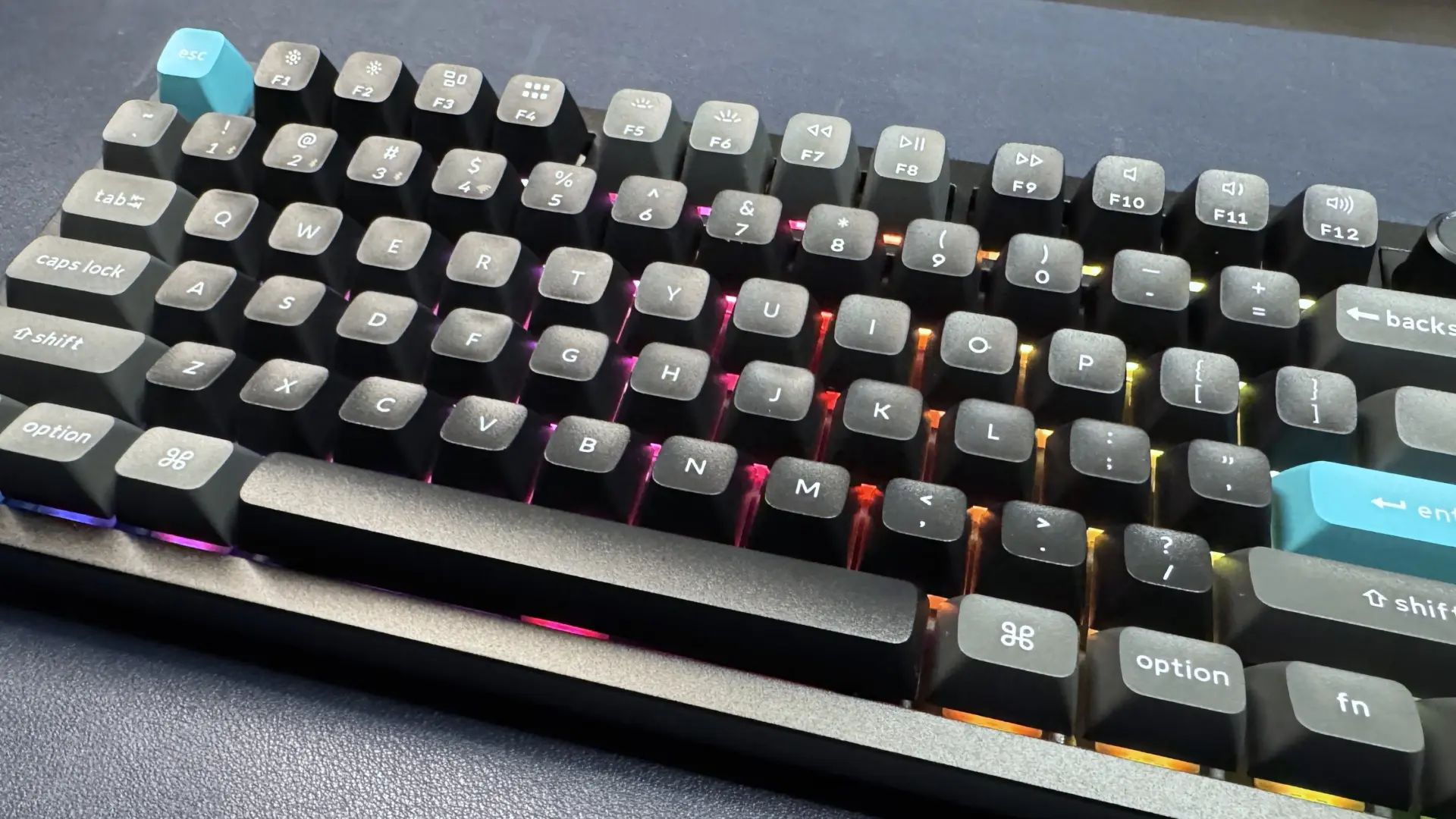 Yıllardır Tuş Takımı Test Eden Yazarın Vazgeçemediği 4 Klavye: 500 Hz TKL ve Stream Deck Düzeni Masamı Nasıl Ele Geçirdi?