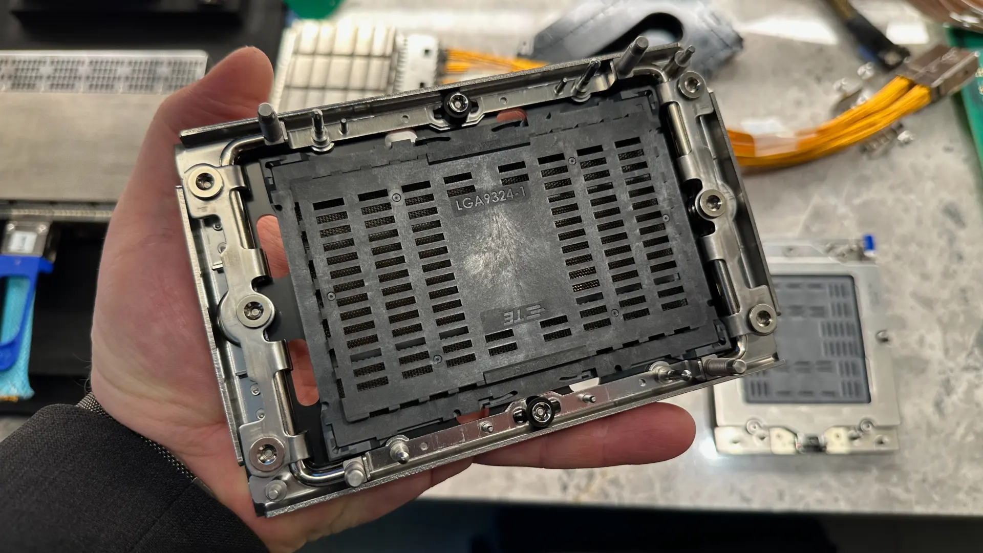 Sunucuların Geleceği Belli Oldu: AMD ve Intel'den Devasa Soket Hamlesi