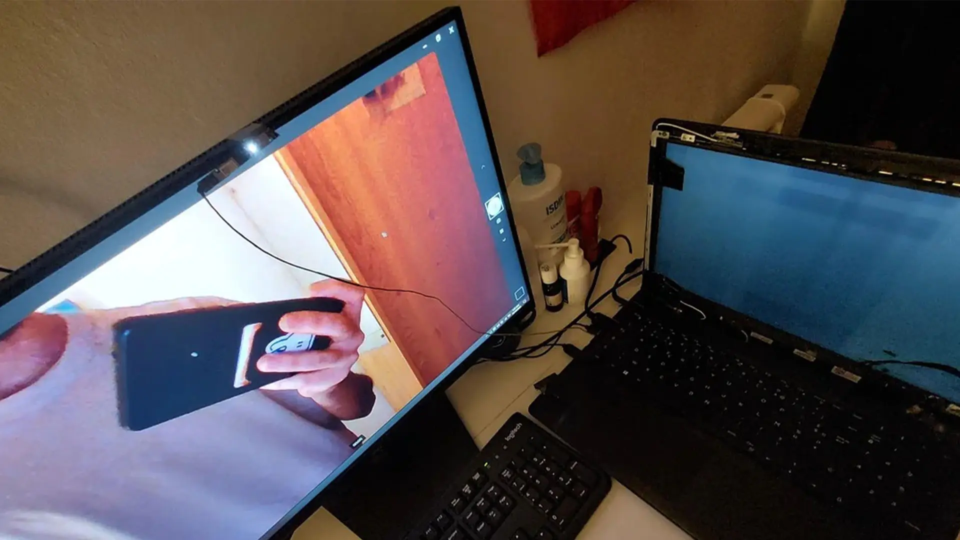 Bütçe Kısıtlılığına Rağmen Yaratıcı Çözüm: Kırık Laptop Ekranı Yerine Ethernet Portundan Webcam Bağlantısı!
