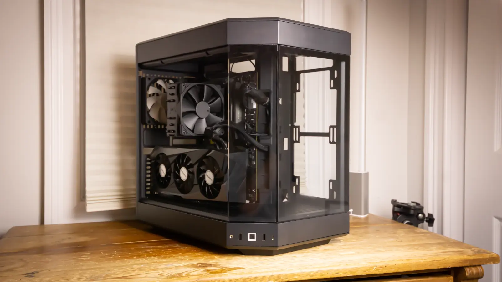 Hyte Y50 RGB: Görsel Şölen Sunan Şık Kasa, Cep Yakmıyor!