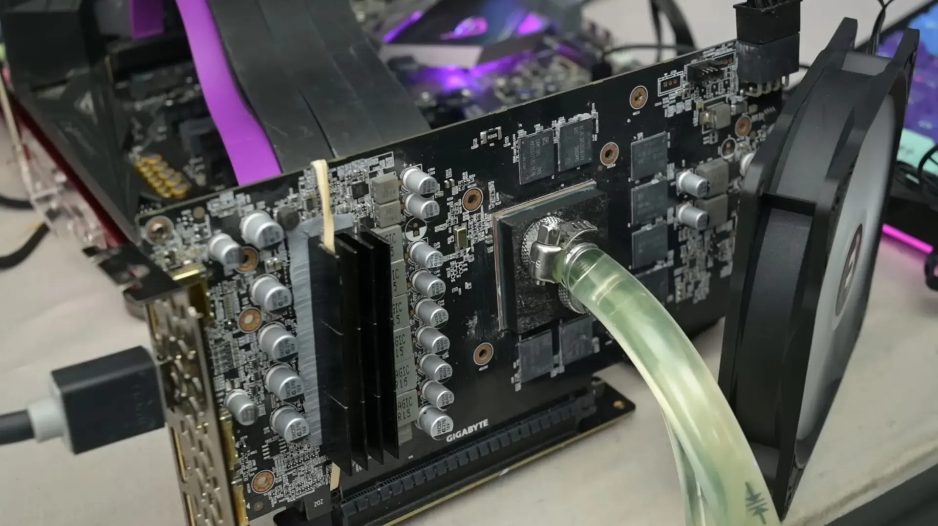 Akılalmaz Modifiye: RTX 2060'ı Doğrudan Suyla Soğuttu! Sıcaklıklar Rekor Kırdı!