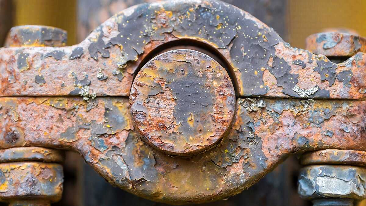 Asit Yağmurlarını Unutun: Elektrik Yüklü Damlalar Metalleri Bilinmeyen Bir Yolla Aşındırıyor!