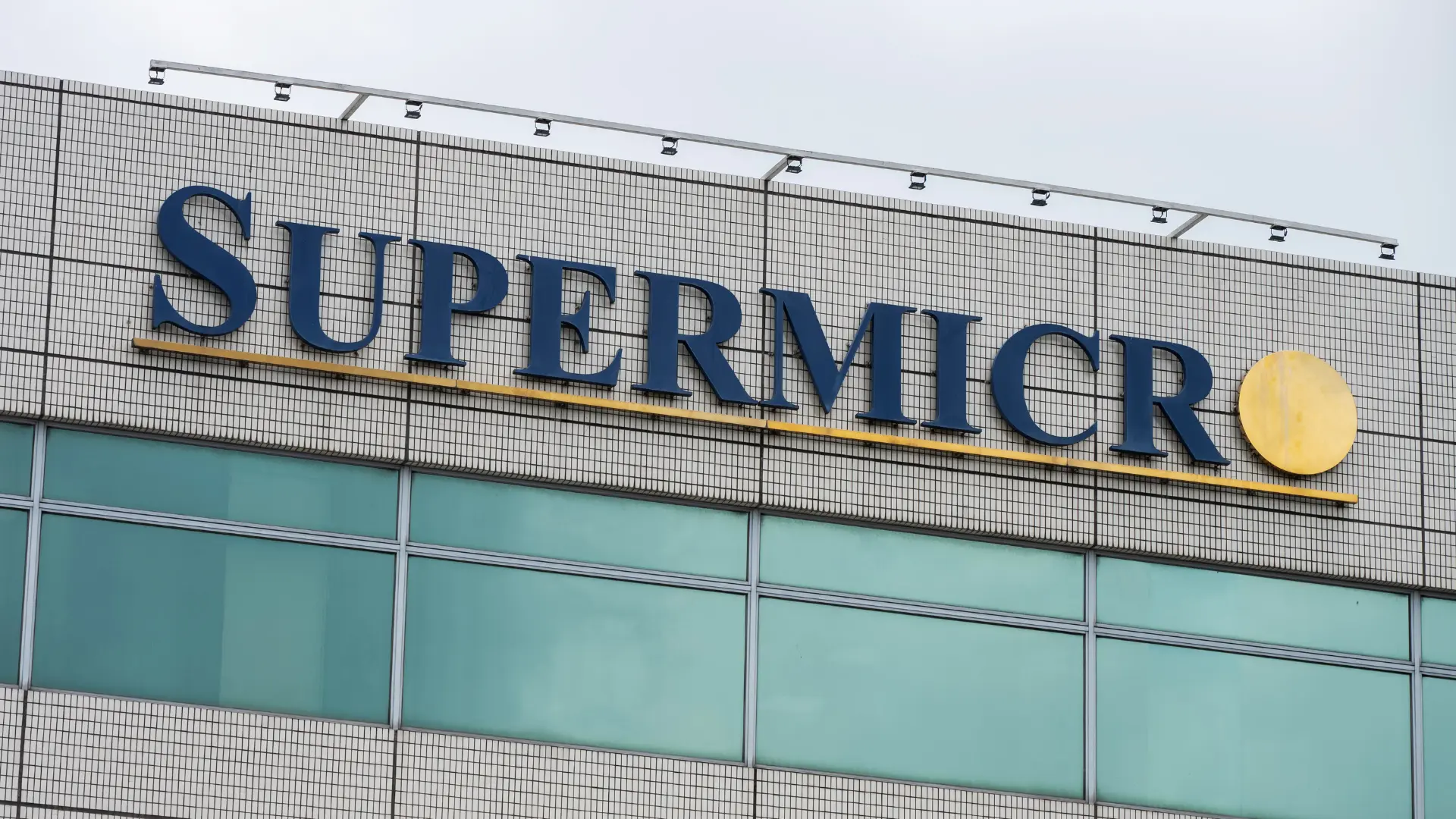 Dev Yapay Zeka Donanımları Kaçakçılığı Skandalı: Supermicro'dan Şok Karar!