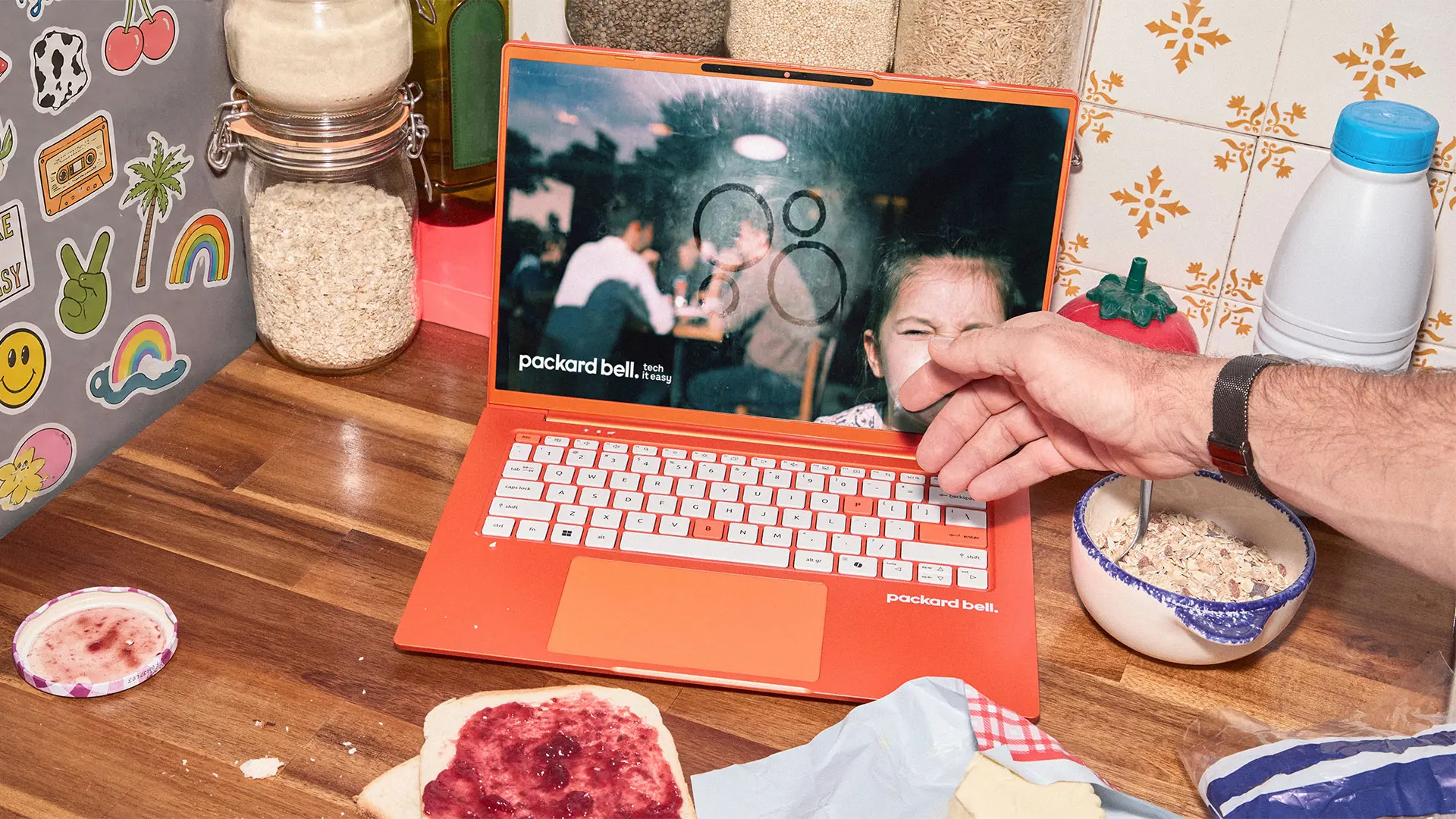 Packard Bell Geri Döndü: Yeni DotBook 14 ile Teknoloji Dünyasına Renkli Bir Giriş!
