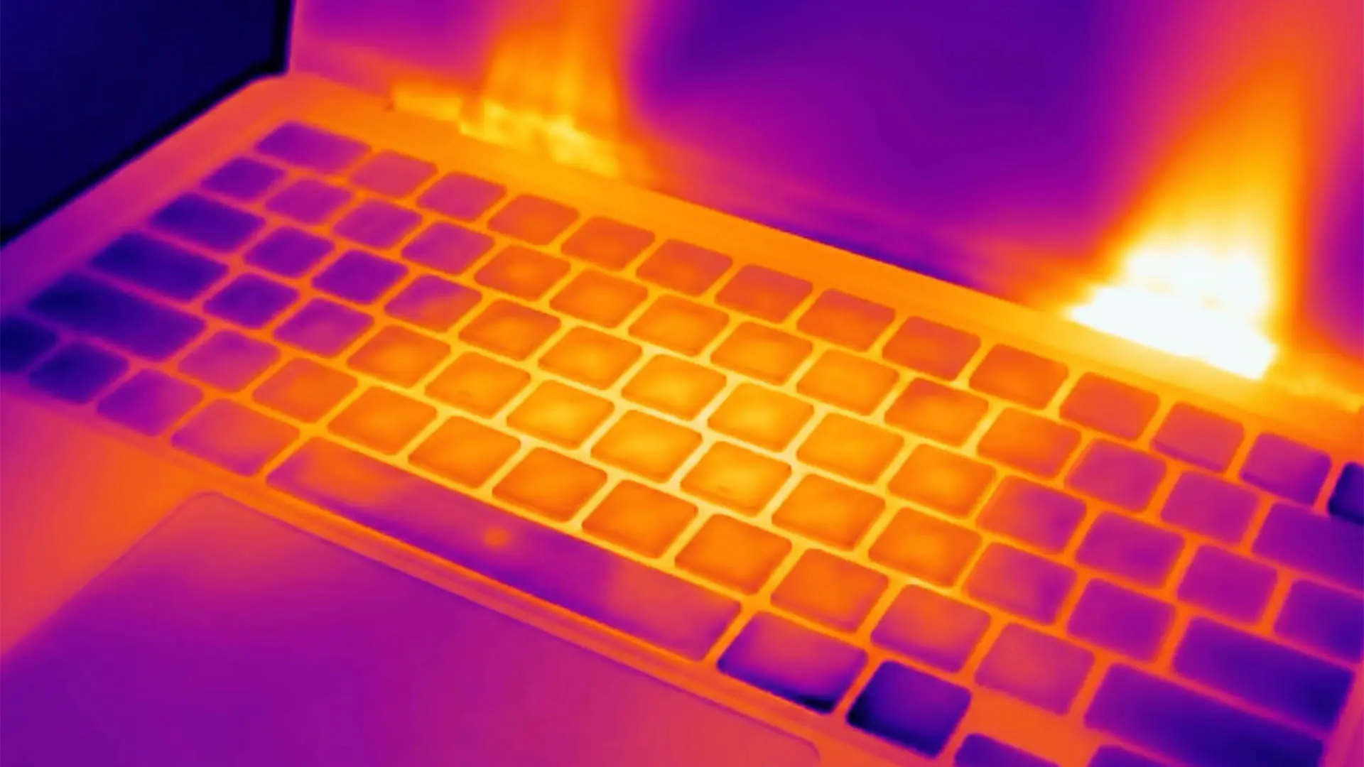 Yapay Zeka Yükleri MacBook Pro'yu Zorluyor: M5 Max'lı Cihazda Termal Kısılma Sorunu ve Kullanıcının Çıkmazı