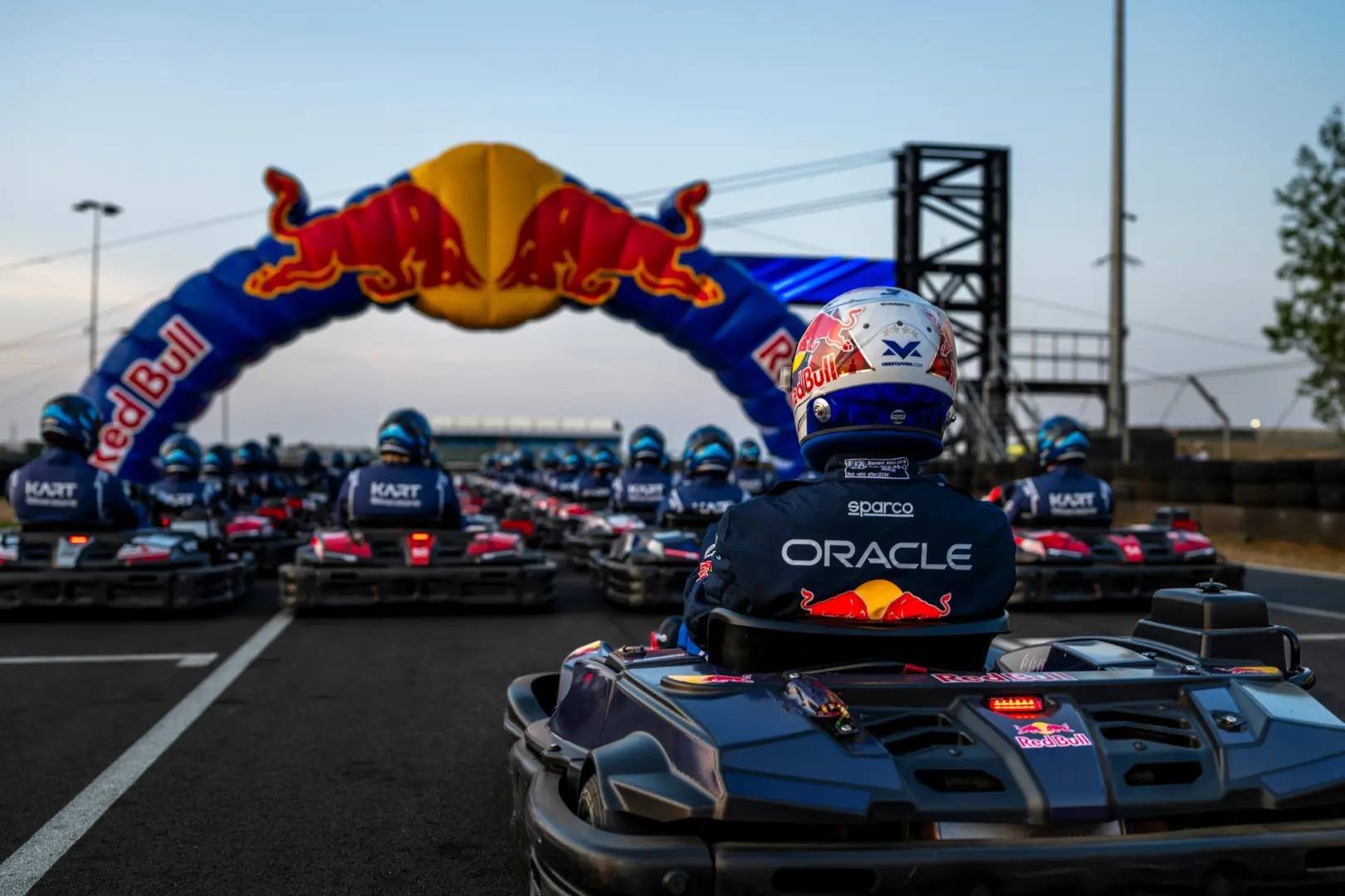 Formula 1 Şampiyonu Max Verstappen, Tek Seferde 100 Kart ile Yarışıyor!
