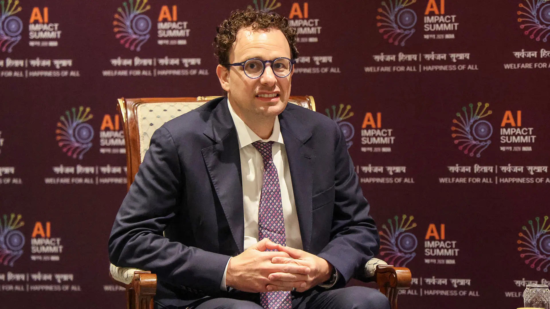 Anthropic CEO'dan Şok Uyarı: Yapay Zeka Destekli Botnet Sürüleri İnterneti Ele Geçirebilir!