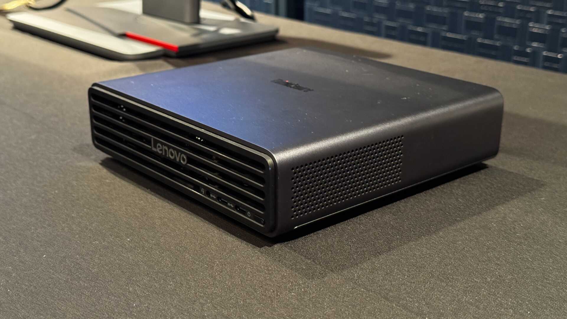 Lenovo'dan Yapay Zeka Odaklı Mini İş İstasyonu: ThinkCentre X Ultra Tanıtıldı!