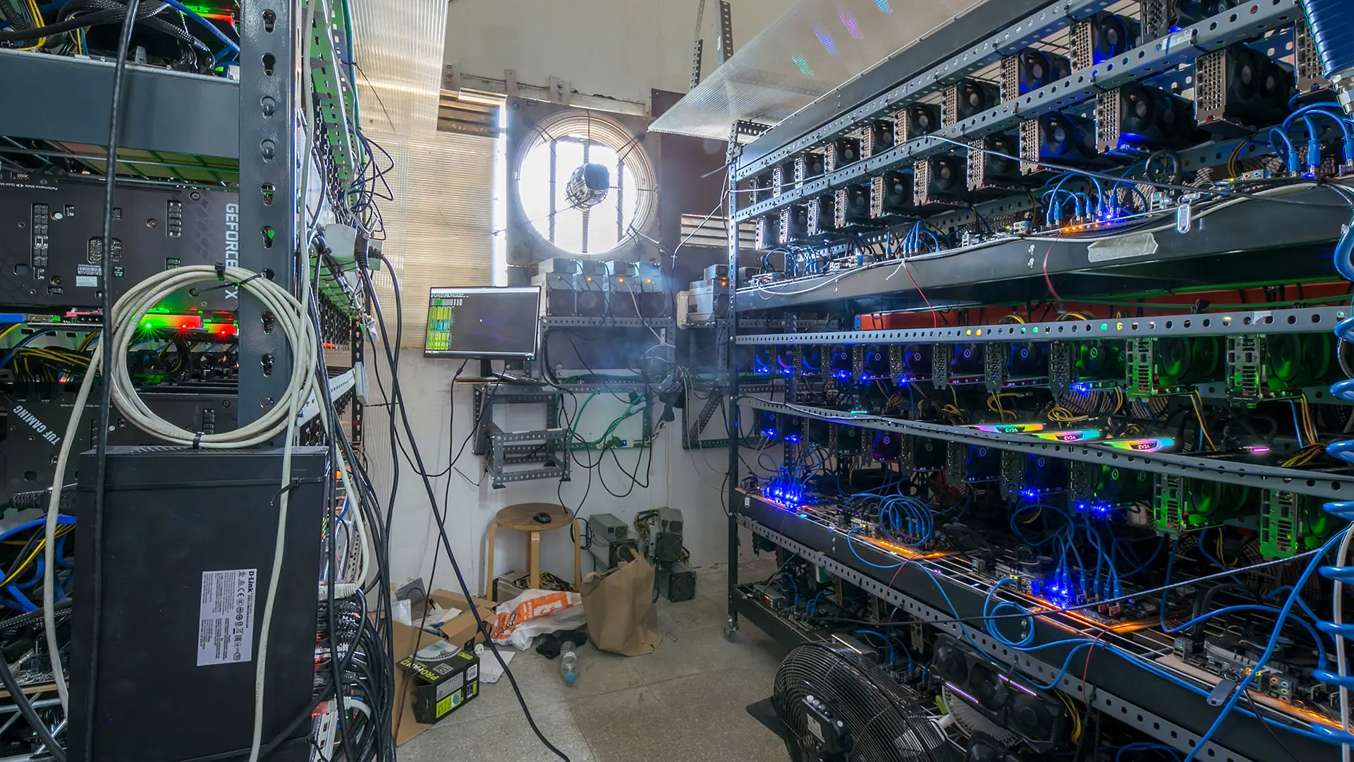 Suç Örgütlerinin Gizli Kripto Madenleri Çıktı: 300 GPU, Uydu Bağlantısı ve Elektrik Çeteleri