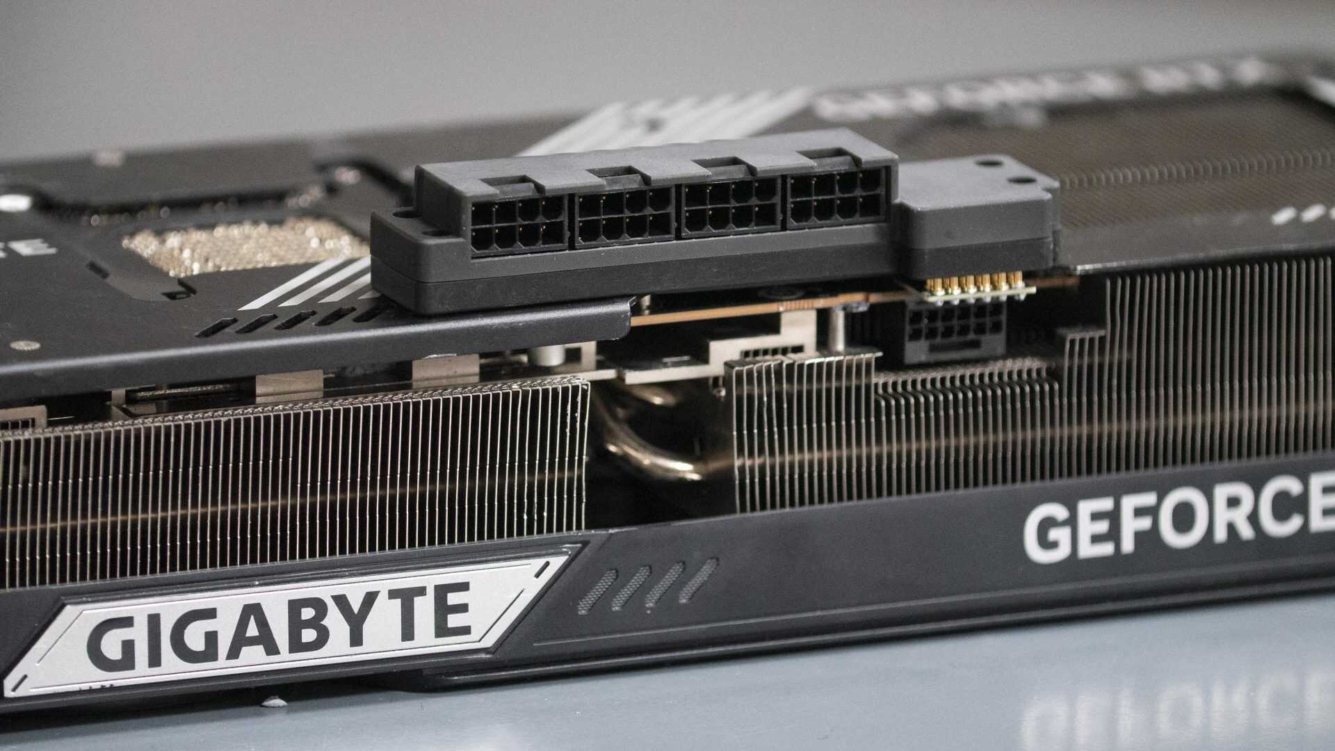 RTX 5090 İçin Yenilikçi Çözüm: Erime Sorununa 4 Adet 8-Pin Güç Girişi!