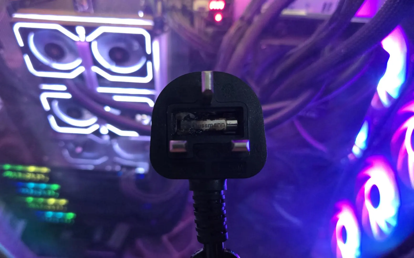 Dört RTX 5090 GPU'lu Dev Yapay Zeka Sistemi Güç Konektörünü Eritiyor: 13A Sigorta Yeterli Gelmedi!